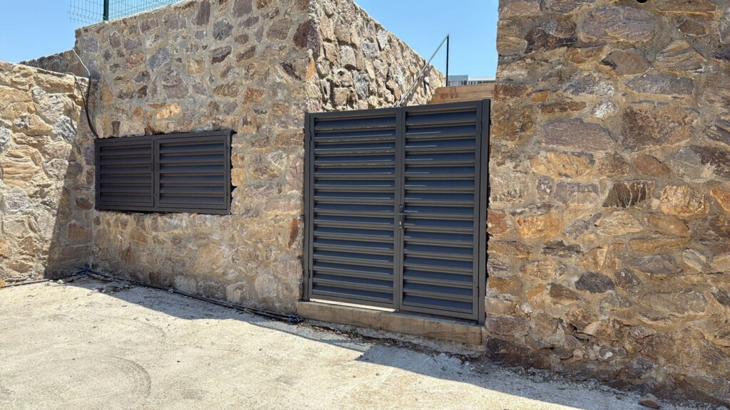 Double swing steel garden gate installation